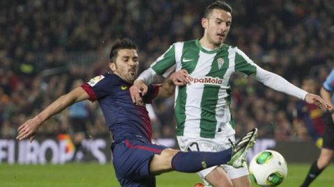 Jos� Fern�ndez disputa un bal�n con villa en su etapa en el C�rdoba