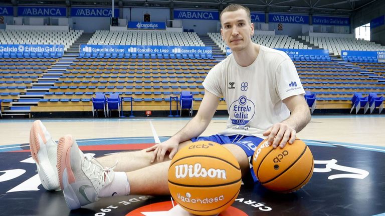 Aranitovic, este martes sobre el parqu&eacute; del Pazo a la conclusi&oacute;n del primer entrenamiento de la semana.