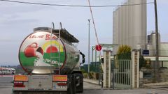 Un cami�n, entrando en la planta del pol�gono lucense de O Ceao, una de las del grupo