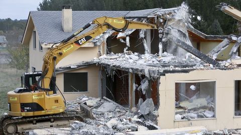 Fotografa de archivo de la demolicin de una vivienda ordenada por la APLU en una parroquia del municipio de Lugo