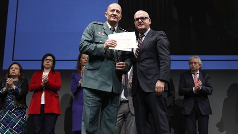 El coronel jefe de la comandancia de la Guardia Civil en Ourense, Manuel J. Novo Colldefors, recibi� la distinci�n de manos de presidente de la Diputaci�n de Ourense, Jos� Manuel Baltar.