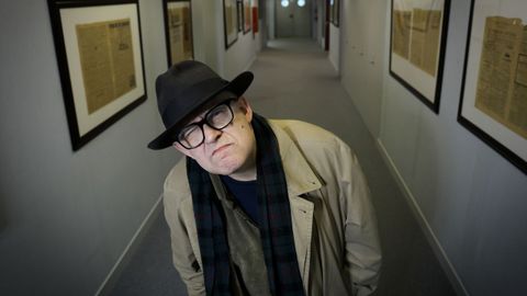 Julian Hern&aacute;ndez fotografiado esta semana en uno de los pasillos de la redacci&oacute;n de La Voz.