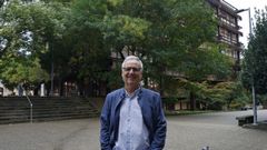 Víctor é músico dende neno, impartiu a materia 34 anos e continúa tocando e cantando