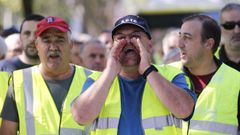 Alrededor de mil personas se trasladaron a la movilizaci�n de Santiago ante la Xunta