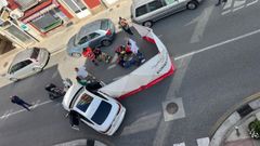 El repartidor siendo atendido por los bomberos a la espera de una ambulancia