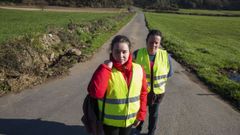 Soledad Soneira y su hija Paula Noya, en Morquinti�n, Mux�a. La menor tiene que cruzar una zona deshabitada para coger el bus escolar