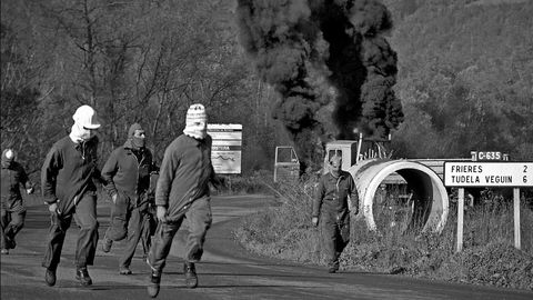 Incendio de un camion de Obras Publicas por los trabajadores despedidos de la empresa Duro-Felguera. Langreo. Asturias 1993