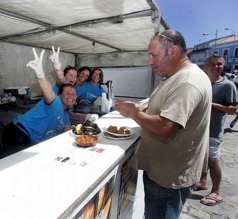 Uno de los puestos de la fiesta, ayer en O Canti�o.