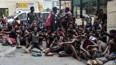 Un grupo de inmigrantes en el centro de internamiento de Ceuta, la semana pasada