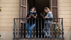 Dos mujeres leyendo en el balcn el pasado 23 de abril, da del libro