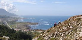 El castro ahora excavado est� ubicado en uno de los montes que se elevan junto a la costa del municipio de Oia.