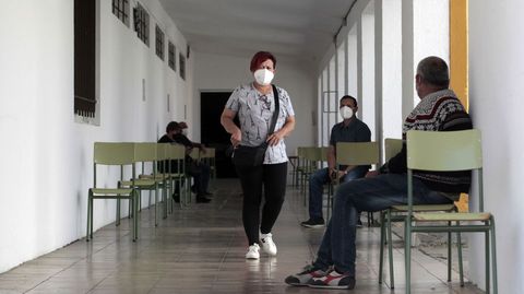 Personas recién vacunadas, algunos de los últimos del grupo de 50 y 51 años, este sábado en el centro de inmunización de Monforte