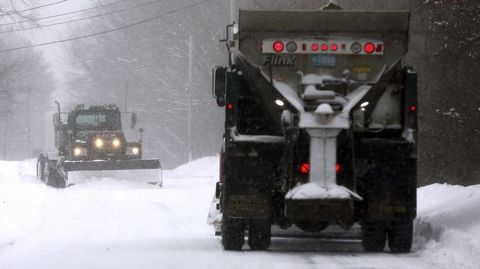 Dos m�quinas quitanieves se cruzan en la carretera en el estado de Massachussets.