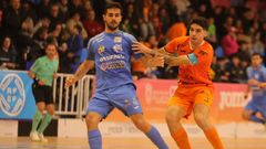 Pitero, a la derecha, durante el partido contra los ibicencos.