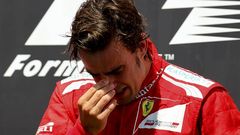 Fernando Alonso llora en el podio tras vencer en Valencia