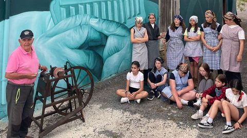 Alumnas de Trives visitaron o mural vestidas ao xeito da primeira metade do século XX.