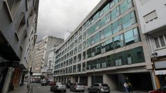 El nuevo edificio, que pr�cticamente no se lleg� a estrenar cuando sobrevino la crisis, est� en el centro urbano de Viveiro