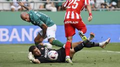 Jon Garc�a en una pugna con Y��ez en A Malata.