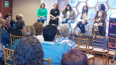 Iria Campo, Carmen Daz, Sonia Expsito, Noelia Solar y Tamara Castro (de izquierda a derecha) en una mesa redonda sobre el emprendimiento femenino en el rural que se celebr durante el encuentro.