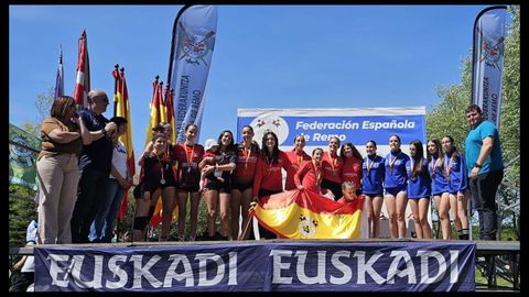 La tripulaci&oacute;n cadete femenina de Cabo da Cruz, en el podio con su medalla de plata.
