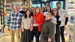 La alcaldesa, In�s Rey, con los trabajadores de la farmacia Castro del Campo da Le�a