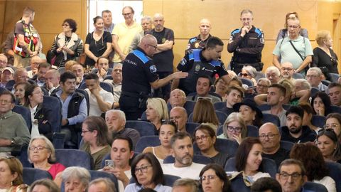 PLENO MOCION DE CENSURA EN EL CONCELLO DE RIBEIRA, DONDE LUIS PEREZ BARRAL ALCALDE DEL BNG CEDE EL BASTON DE MANDO A LA NUEVA ALCALDESA MARIA JOSE SAMPEDRO CANDIDATA DEL PP, PRIMERA MUJER EN ESTE PUESTO.