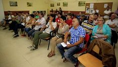 Vecinos de Uxes se reunieron el pasado agosto para tratar el trazado del tren a Langosteira. 