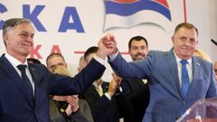 Milorad Dodik (a la derecha) celebra el triunfo de su delfn Sinisa Karan.