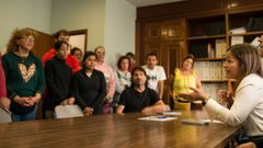 Un momento de la reuni�n de Marta Villaverde con un grupo de mariscadoras de Vilanova.