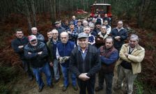 Vecinos de Caranto�a toman posesi�n del monte de manera simb�lica en esta imagen de archivo. 