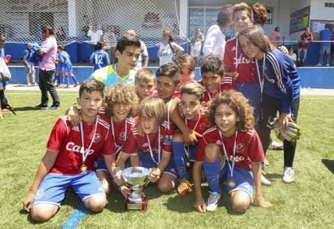 El equipo alevín A de la pasada temporada, ganador de un torneo en Cabana.