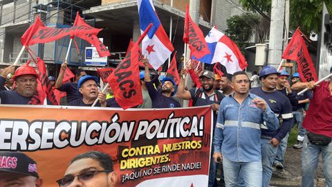 Irving Pinzn (junto a la pancarta) en la protesta del sindicato Suntracs en la capital de Panam.
