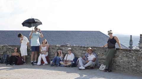 Gente esperando al eclipse en la muralla de Lugo