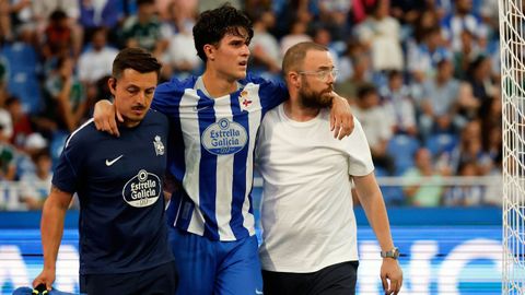No�, ayudado por los servicios m�dicos del club, cuando se retir� del campo en el trofeo Teresa Herrera