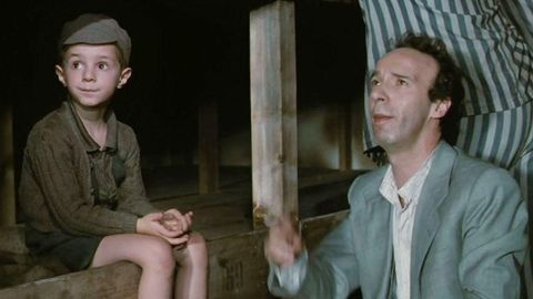 Roberto Benigni dirige y protagoniza el multipremiado filme italiano �La vida es bella�