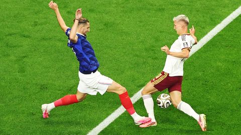 Entrada de Rabiot sobre Dani Olmo.