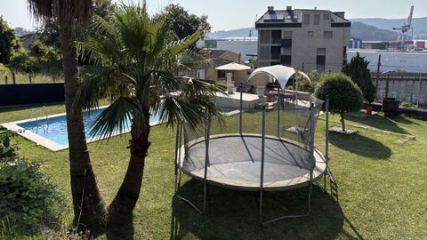 El terreno de la finca en la que su ubica la piscina de alquiler por días de Pontevedra