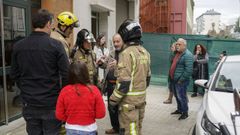 Los vecinos desalojados por la ca�da de un muro en Fonte do Monte pudieron entrar a coger algunas pertenencias acompa�ados por los bomberos de Ourense.