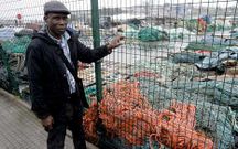 Sow Abdoulaye, con parte del material que est� acumulando para remitir a Senegal.