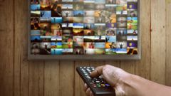 Un espectador elige opciones en televisi�n.