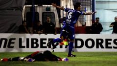 Penalba, de Tigre, celebra un gol a Deportivo Anzoategui