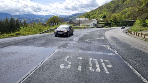 Lneas sin pintar entre Baralla y Becerre, en Cadoalla, con baches