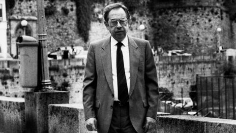 Samuel Hadas, durante una visita a Galicia en el a�o 1986 paseando por las inmediaciones del jard�n de San Carlos, en A Coru�a