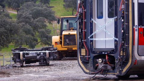 Vista ayer de la pieza del eje de un tren que se hall� en un arroyo pr�ximo al lugar del accidente de Adamuz. 