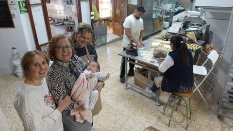 Chiva. La pequeña que se adelantó con la dana en el horno El Puente con su madre (primera a la izquierda) y las vecinas del horno.