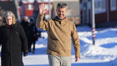 El rey de Dinamarca, Federico X, saluda a su llegada a Nuuk, la capital de Groenlandia