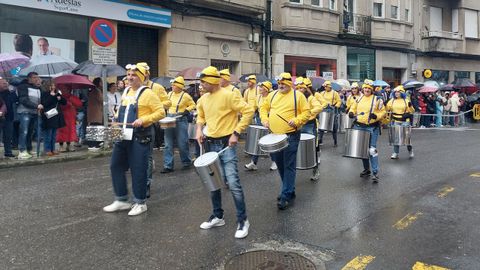 Ritmo y calor para desafiar a la lluvia en el desfile de entroido de O Carballi�o