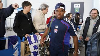 Endrick, cedido por el Madrid, a su llegada a Vigo con la expedici&oacute;n del Olympique de Lyon para medirse al Celta este jueves.