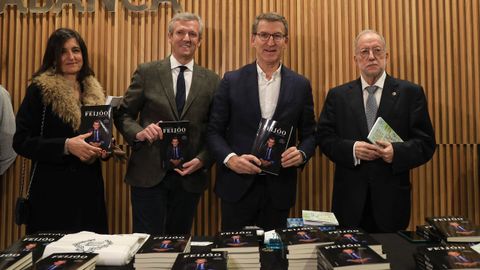 Ana de la Calle, responsable de Ediciones Nobel; Alfonso Rueda, presidente de la Xunta; Alberto N��ez Feijoo, presidente del PP, y Xos� Lu�s Barreiro Rivas, autor de �A prop�sito de Feijoo�.