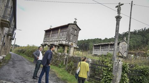 Casa de Horta, una de las viviendas más exclusivas de la comarca, nos abre sus puertas.El abuelo de José Manuel López ordenó instalar un cruceiro en la propiedad en 1956 para cumplir una promesa
